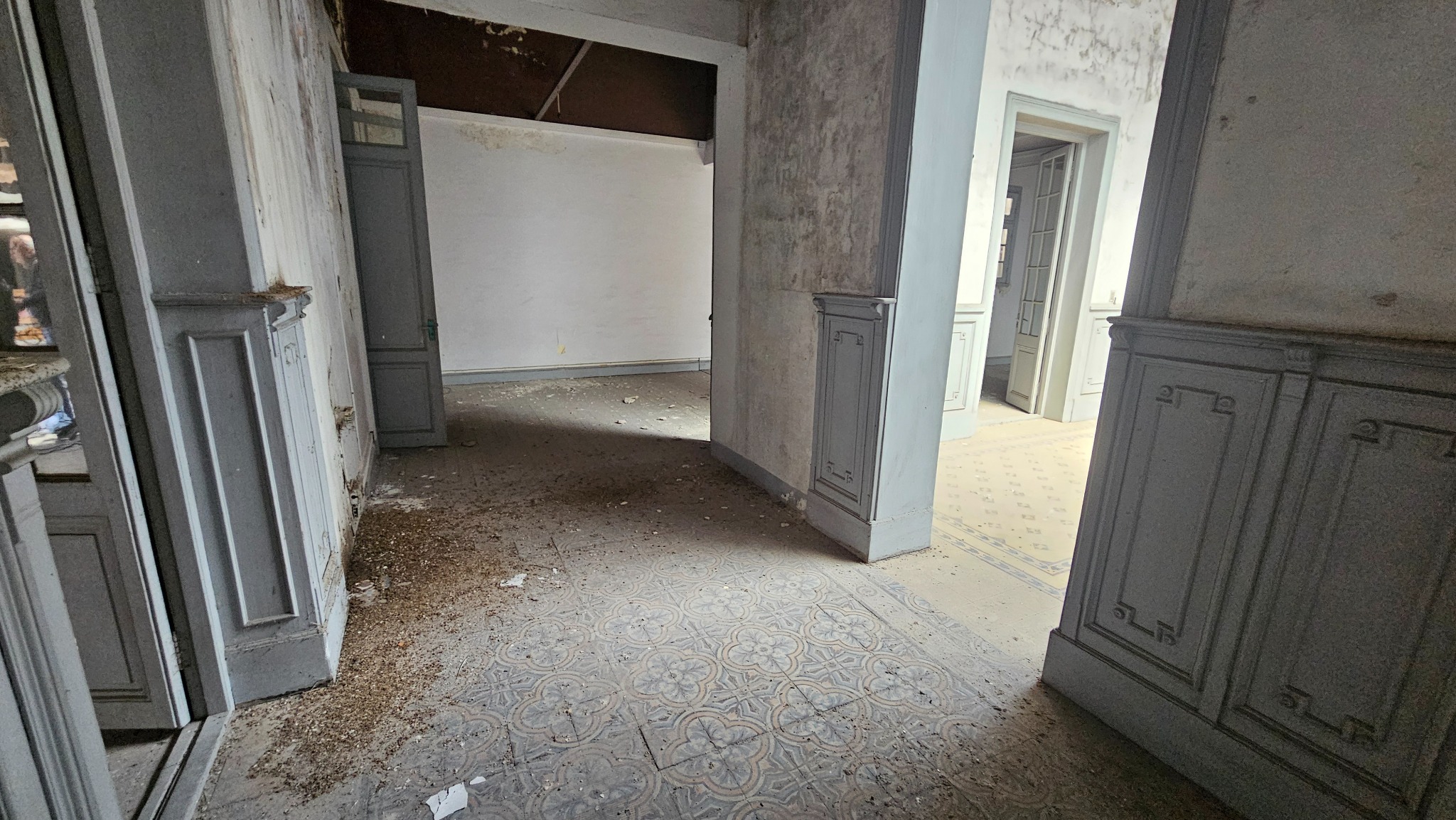 Circulación interior con mosaicos y carpinterías
