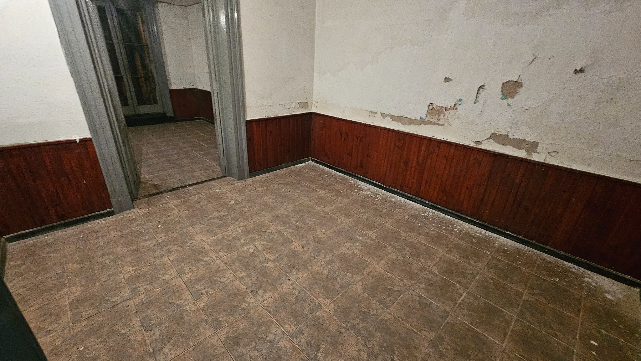 Ambiente con revestimiento de madera